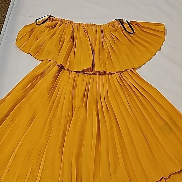 BEBE OFF THE SHOULDER, PLEATED BLOUSE XS - Picture 1 of 7
